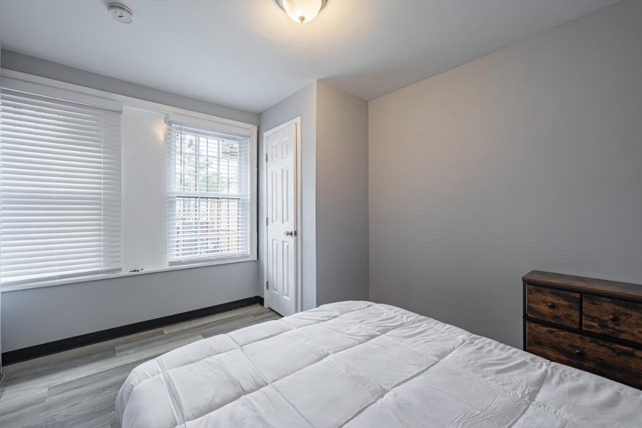 Modern Updated Two Bedroom Apartment Washington