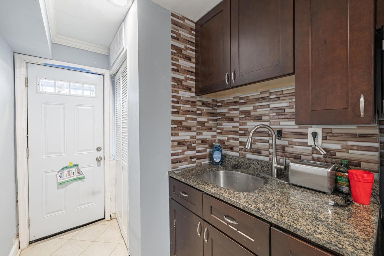 Apartment Modern Updated Two Bedroom *